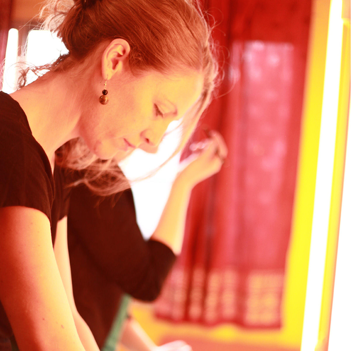 Crédit photo: LucieMdb - Dans les loges avant le concert en 1ère partie de La rue Ketanou au Cabaret Sauvage. Paris 2013.